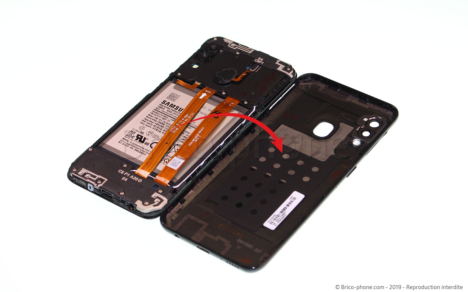 Changement de coque arrière sur Galaxy A20e photo 4